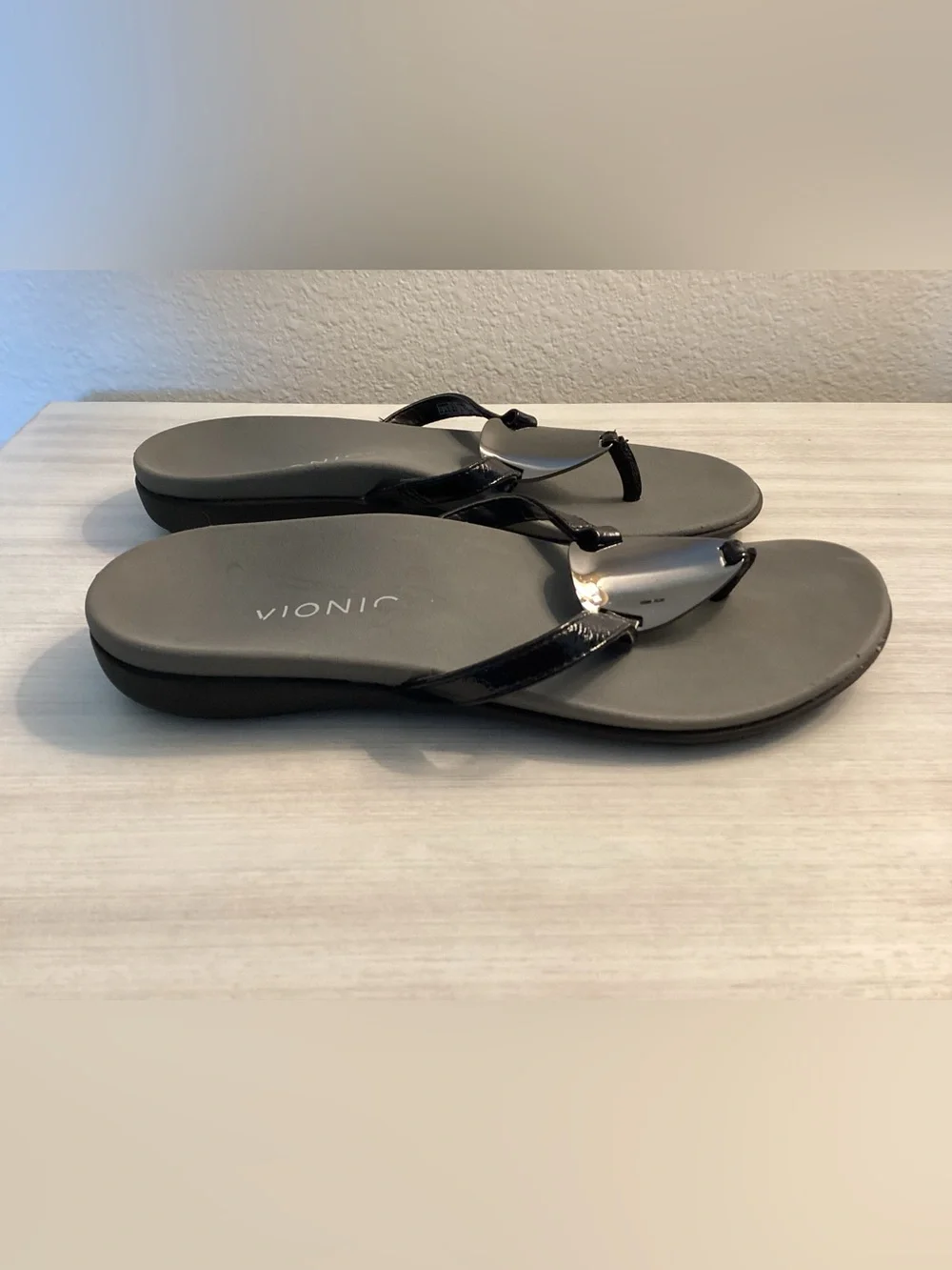 Vionic Crinkle Raysa Black Patent Crinkle Metal Leather Sandals Size US 7